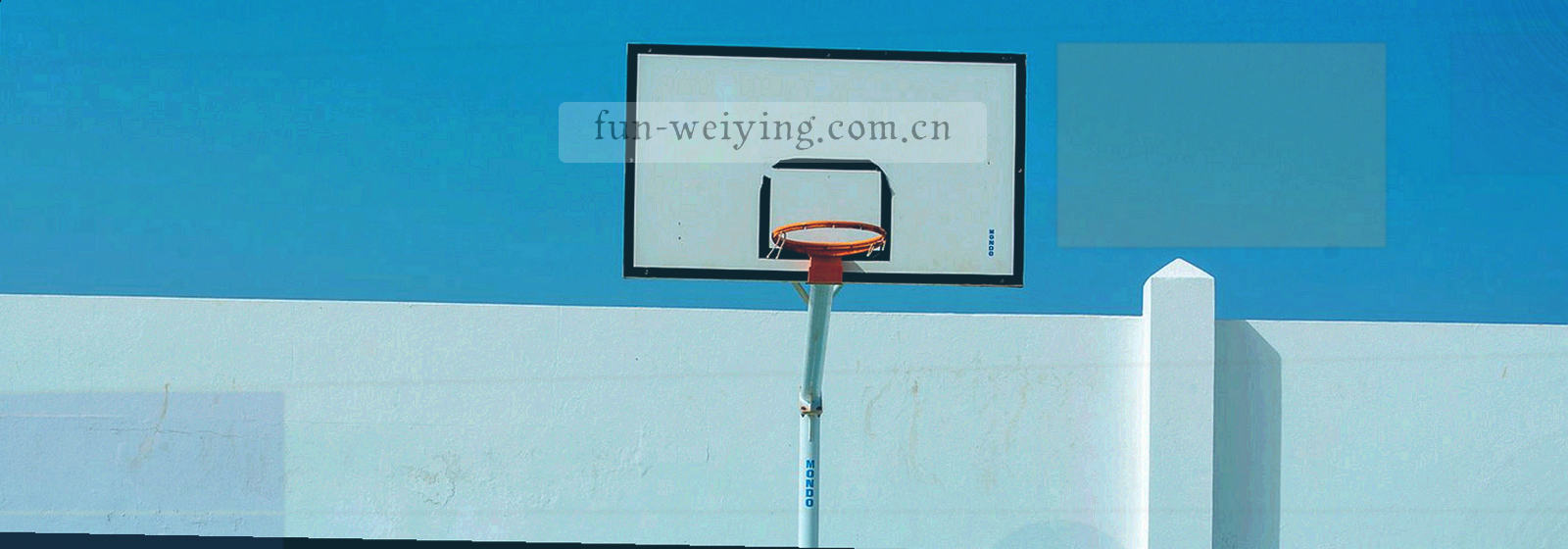 牌桌桌面与筹码的冷调特写虚化，暗绿与暗金交界，带轻微颗粒感